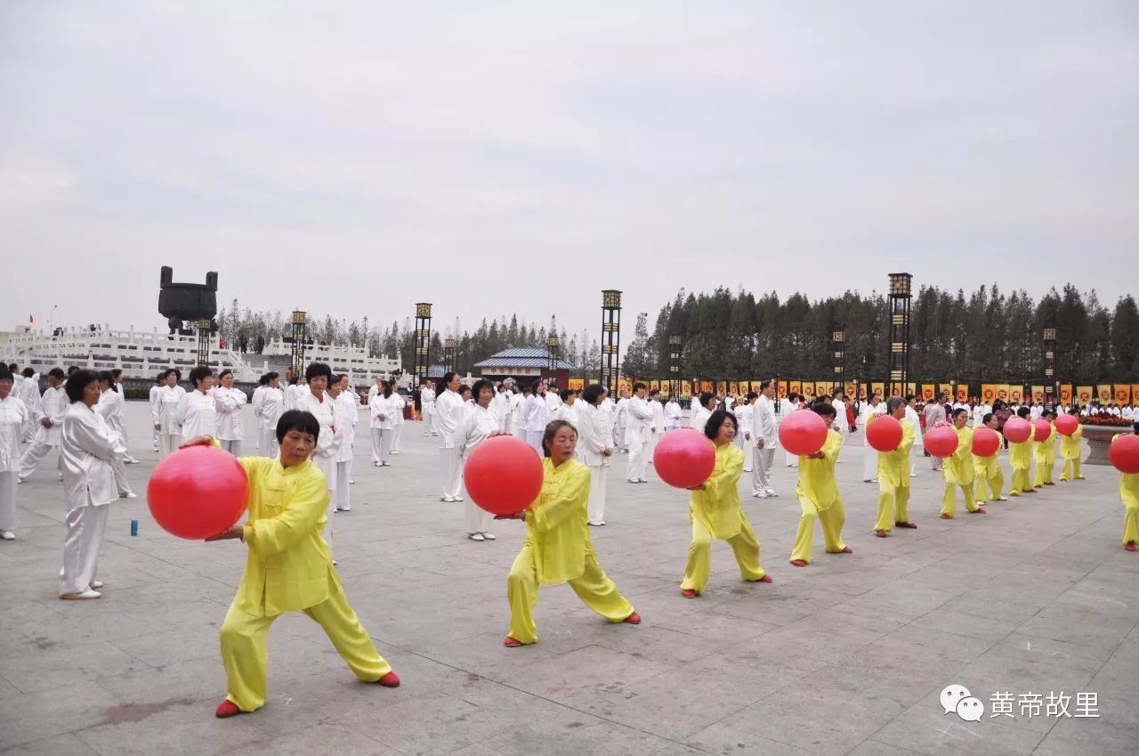 太极球表演太极拳表演老年模特队为老年人举行义诊在中华姓氏广场上