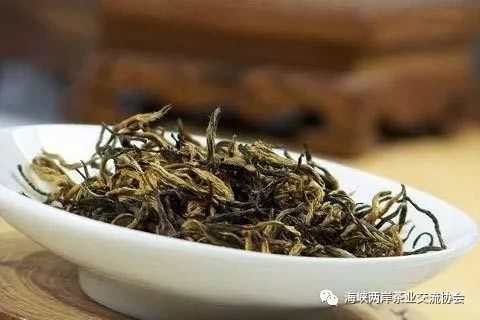 是因为全程都由制茶师傅手工制作,每500g金骏眉需要数万颗的茶叶鲜芽