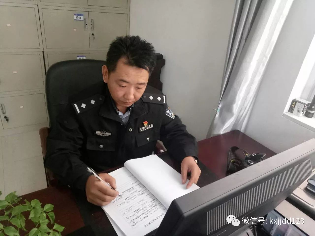 康县公安局交警大队王建荣:孩子眼中的"坏"爸爸,妻子眼中的"傻"男人