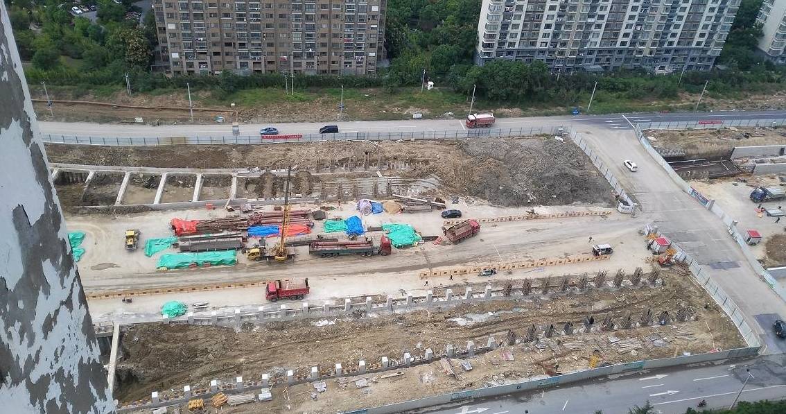 主道为城市快速路兼顾一级公路标准,设短隧下穿周新路,高架上跨高浪路