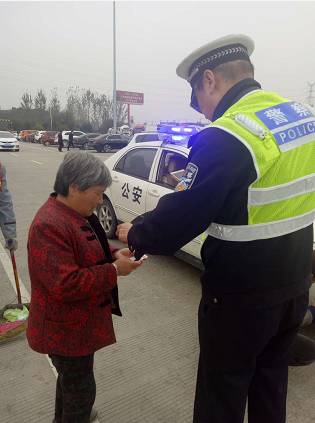 老太太高速路边哭泣被暖心救助 夸赞民警"没见过恁好的警察.