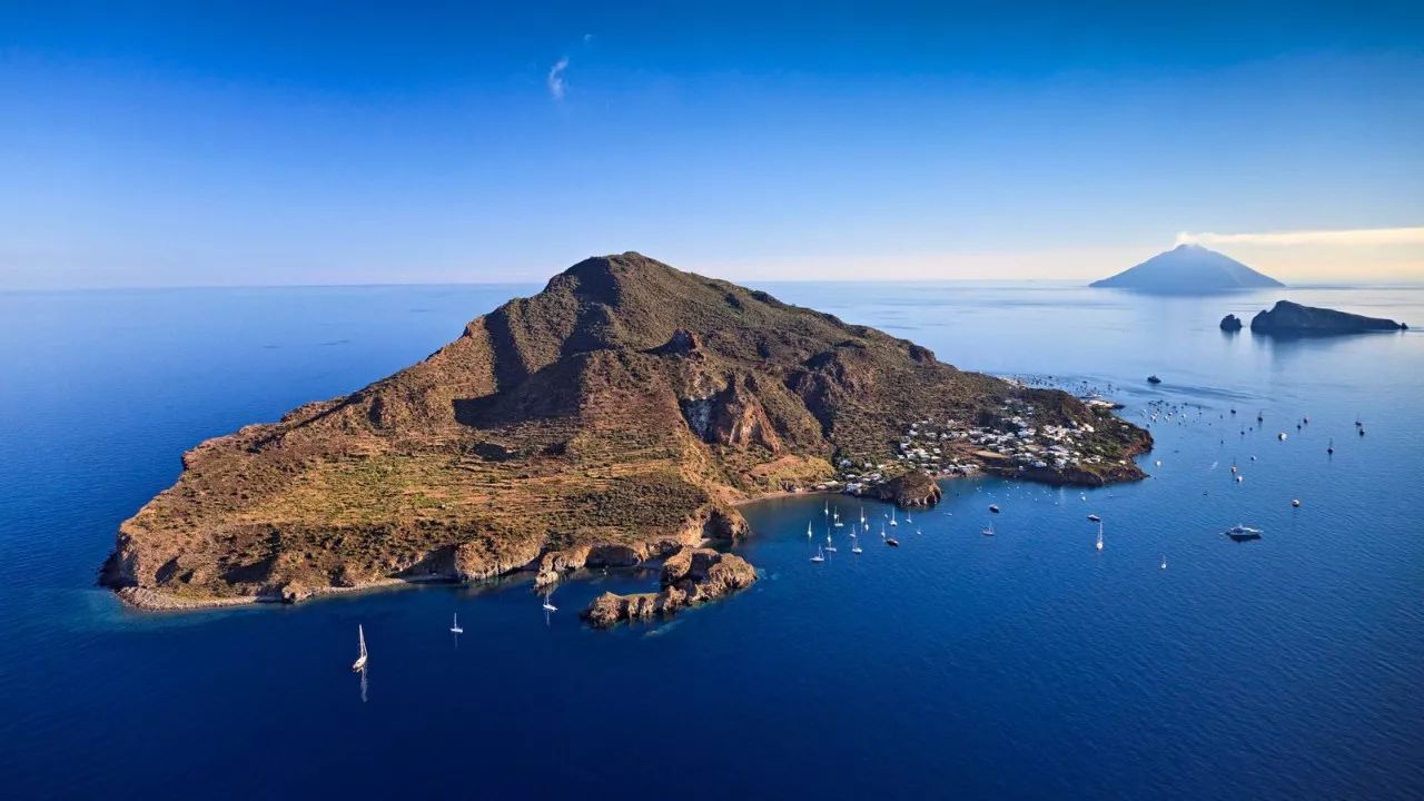 埃奥利群岛(aeolian islands"漂"在第勒尼安海(tyrrhenian sea)上