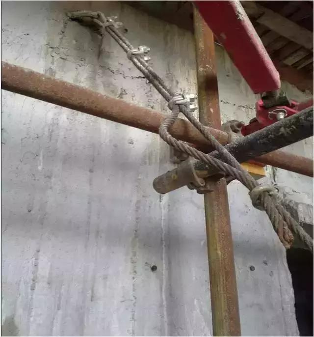 标准的悬挑架反拉钢丝绳做法