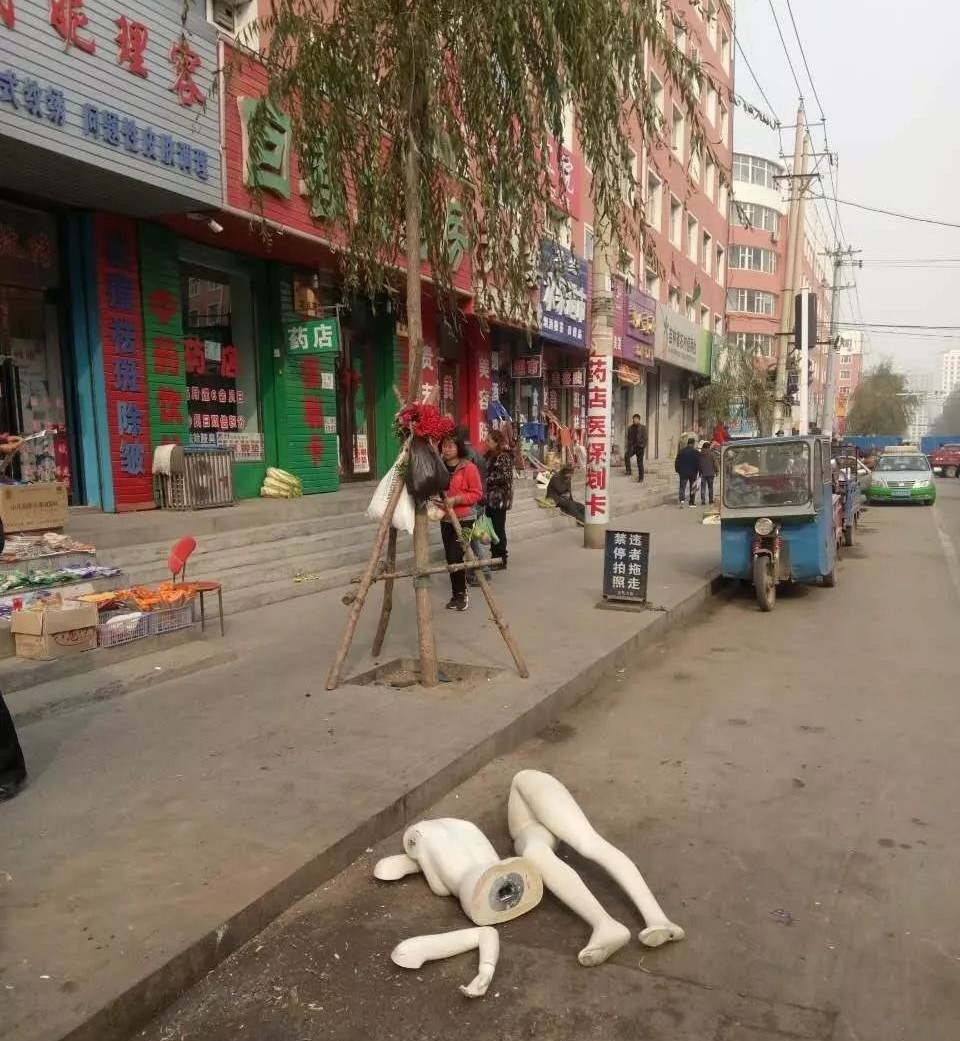 大为:给路人吓一跳!这么扔服装模特,好吗?