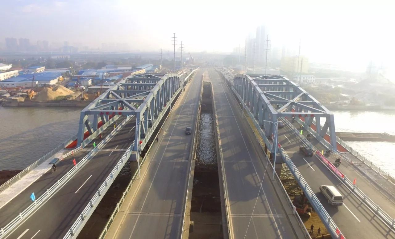 【图片新闻】无锡山北桥北辅道桥钢桁梁浮托顶推完成
