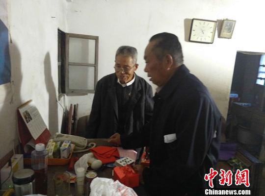 吴正权右在教黄发来老人使用居家养老服务热线电话 于从文 摄