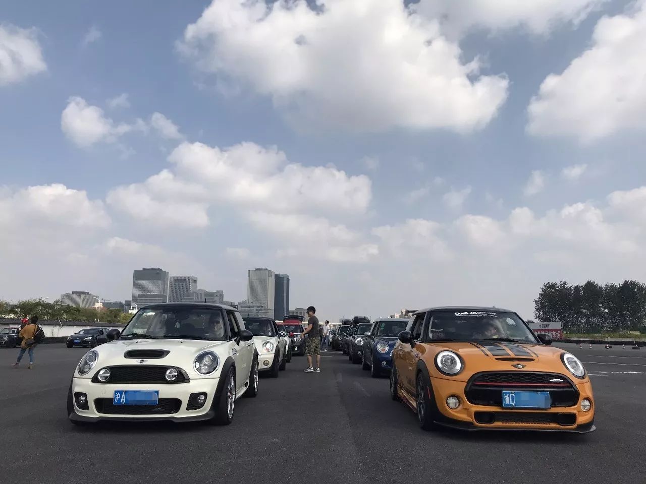 汽车 正文  10月21日周六 上海豪霆赛车场 迎来了一场 mini189车友会