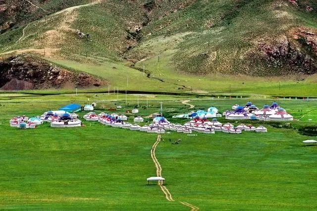 扎鲁特山地草原旅游区位于内蒙古通辽市西部,扎鲁特旗巴雅尔图胡硕