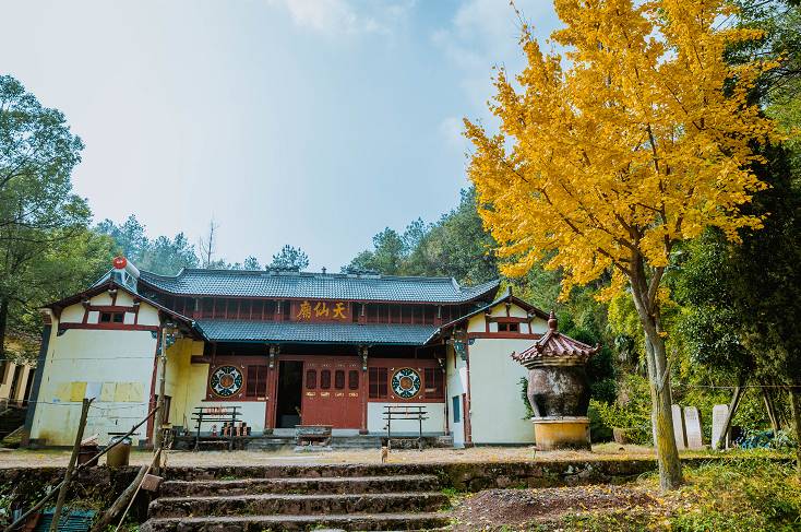 鹤岩山,又名书岩,位于金华山南麓,曹宅镇胡宅村,离金华市区大约20里.