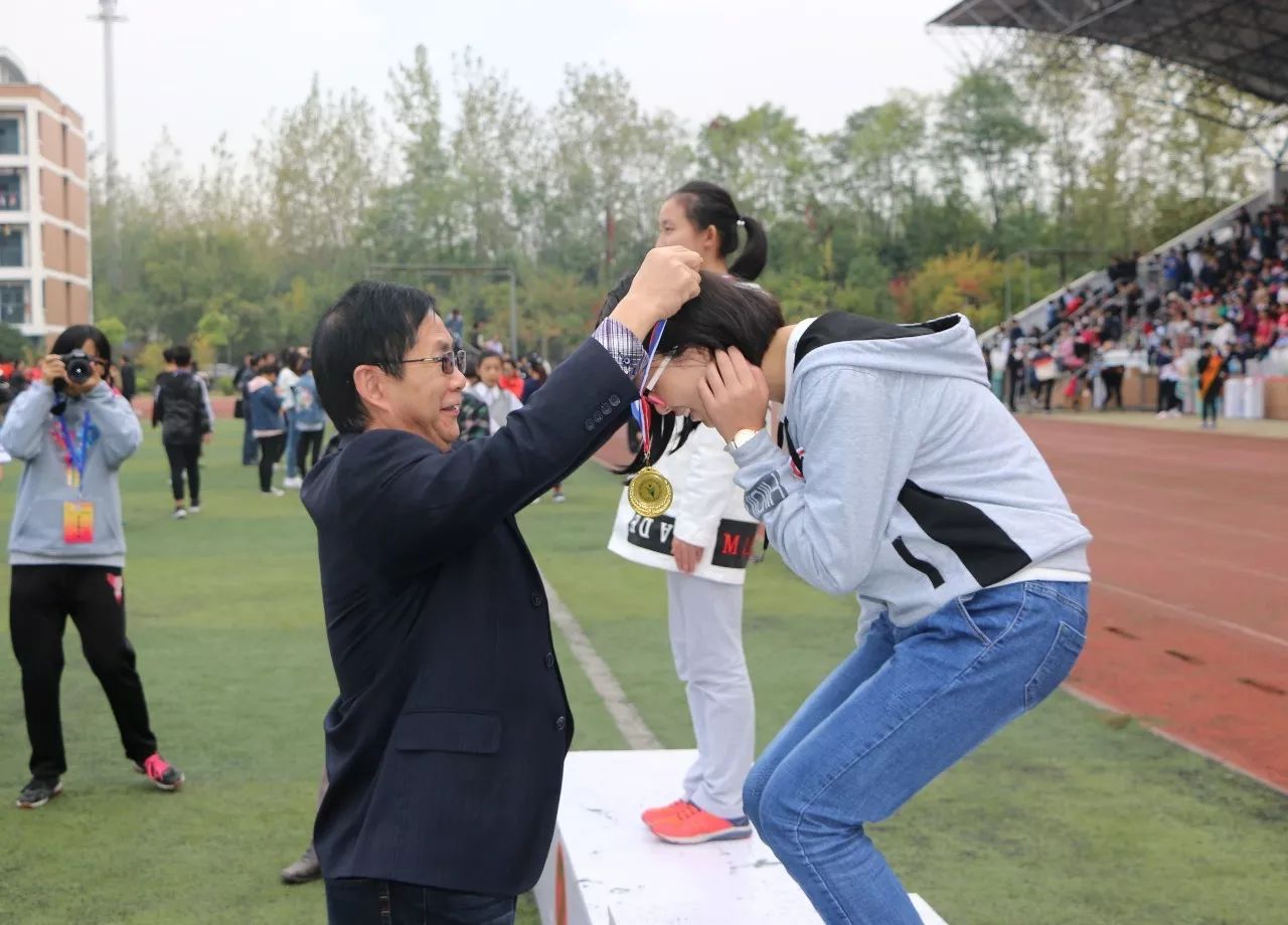 从第十四届运动会开始,学校设置了颁奖环节,为各项赛事的前三名颁发金