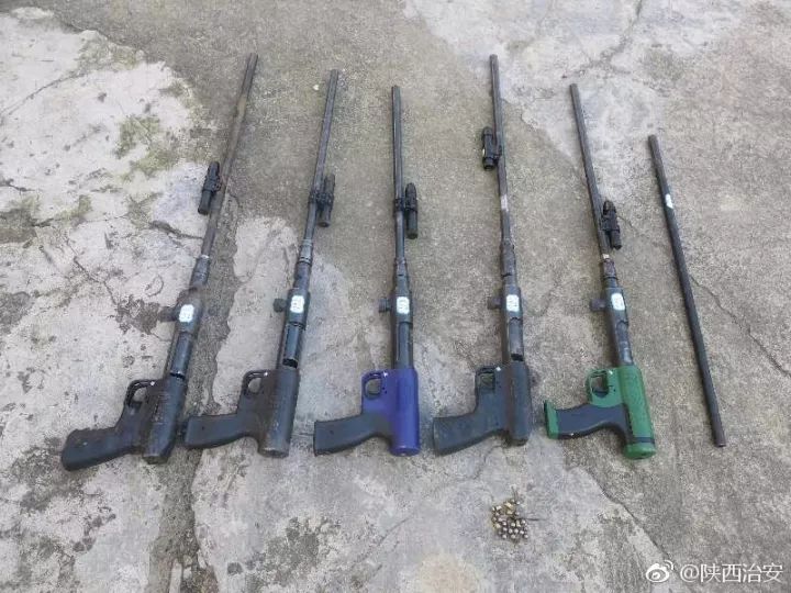 三实"信息采集中获悉,村民李某在网上购买射钉枪配件且已成功组装5支