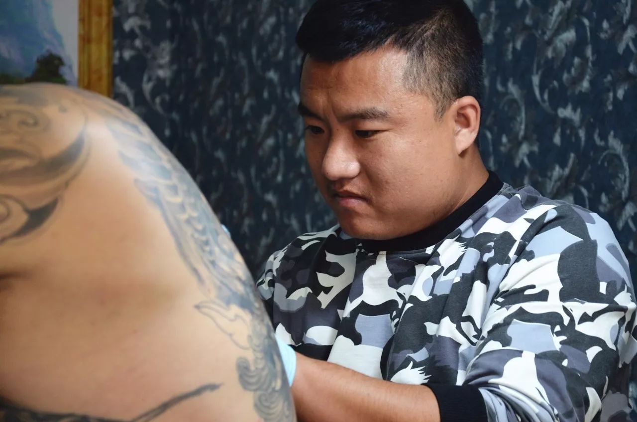 青县社会大哥背后的男人16岁辍学从负债累累到月薪过万的最酷纹身师