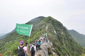 登山路线  排牙山(707米)位于深圳东部大鹏镇,线路通常走大亚湾核