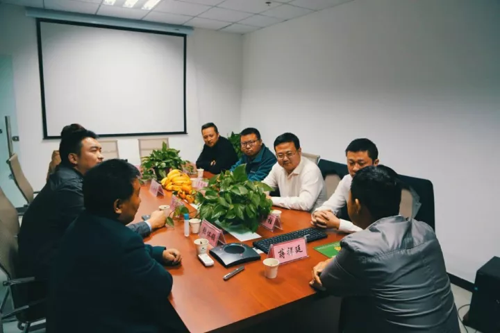 市互联网协会副会长汝亚子主持,利辛县政协委员,利辛网负责人李朋祥