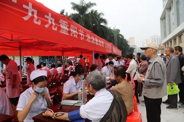 点赞广西民族医院重阳节大型义诊活动大受欢迎