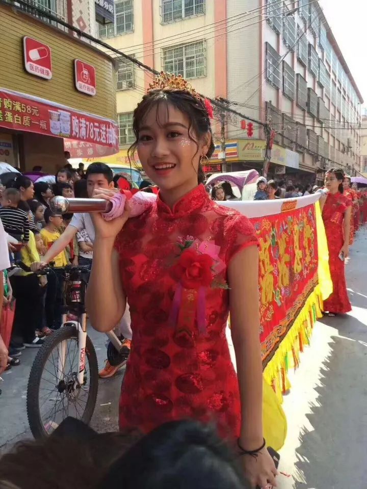 潮汕某地大老热,但大家纷纷围观这位"头旗美女"!