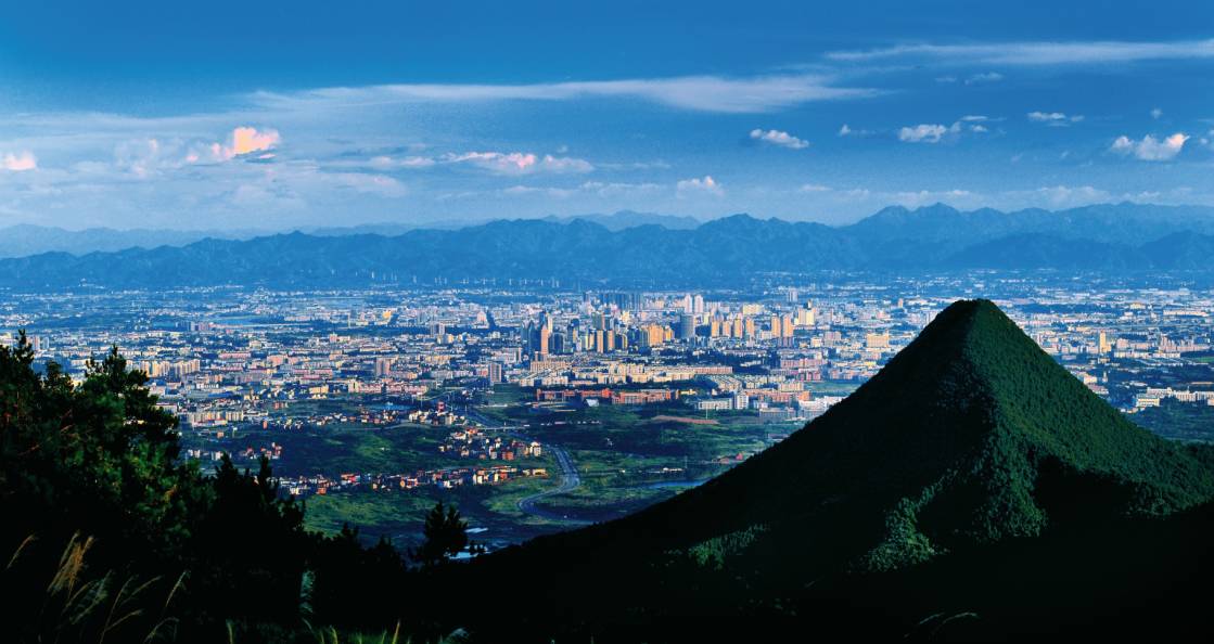 尖峰山又称芙蓉峰,屹立于金华城北,海拔427米,是登临俯瞰金华城市的