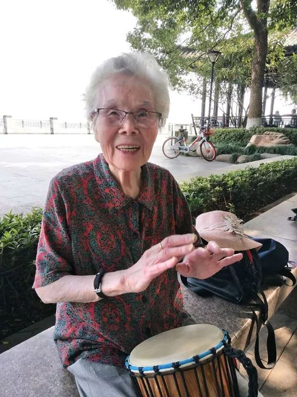 雷竞技RAYBET90岁奶奶练习瑜伽语音冥想越活越年轻多年难愈的白癜风也好了！(图8)