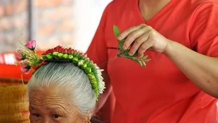 重阳节佩茱萸,在晋代葛洪《西经杂记》中就有记载.