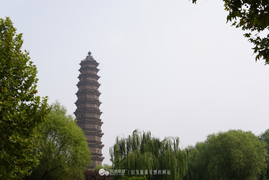 晨迎朝晖暮锁云,风霜雪雨铸雄魂,金戈铁马铃声系,黑土黄沙淹塔身.