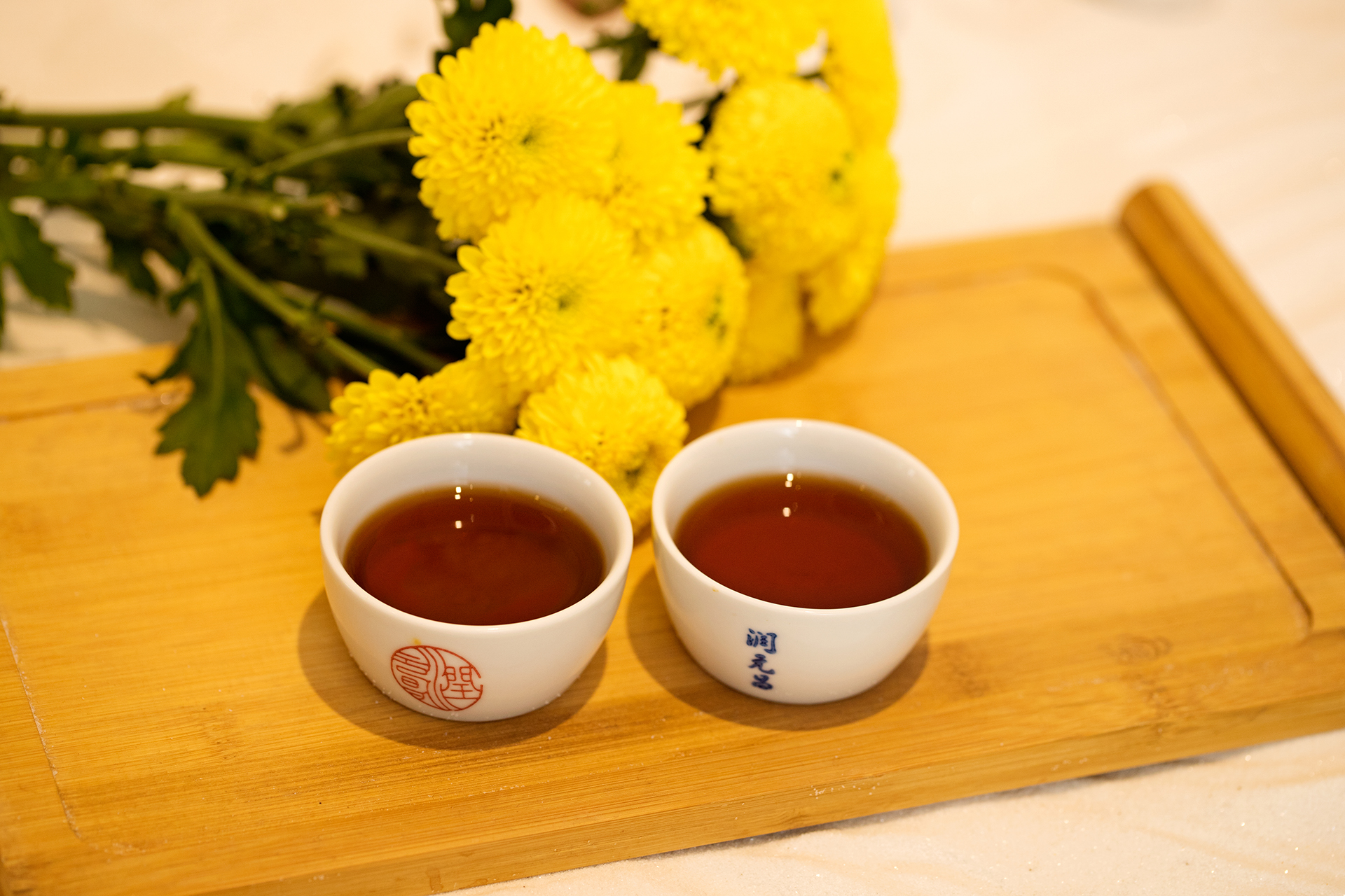 俗人多泛酒,谁解助茶香:菊花酒算什么,看我的菊花茶!