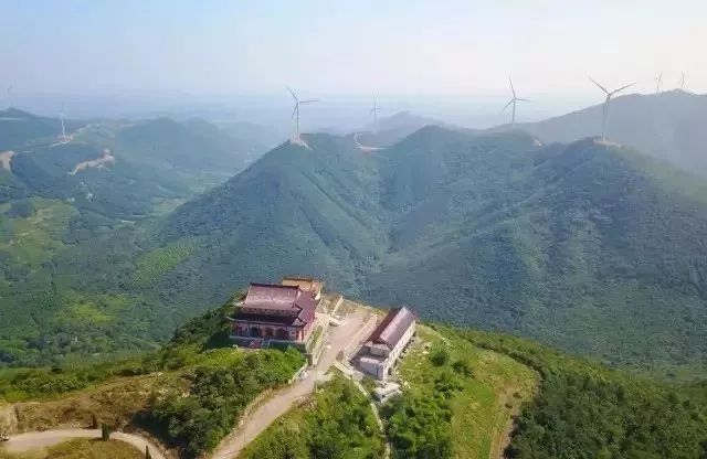 银屏山另一大景点是位于其最高峰的龙兴寺,登高远眺,巢湖在重峦叠嶂