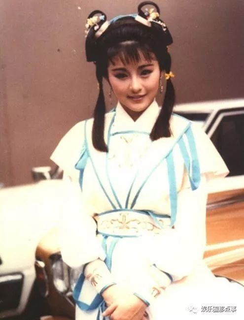 李赛凤1965年出生,在1985年,才15岁的她就参演《大地恩情》出道,1984