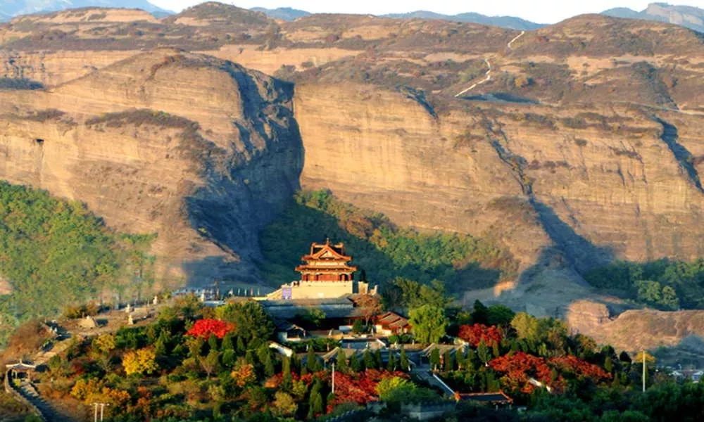 僧冠峰景区佛像,依山而修造,肃穆庄严.