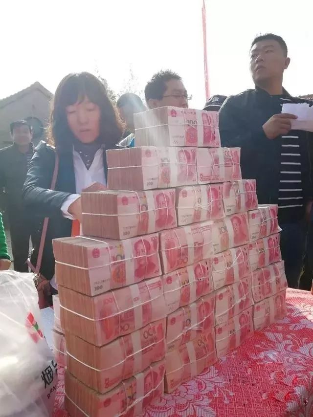 一摞摞现金摆放整齐