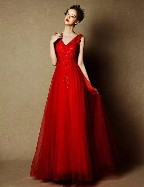 红色礼服婚纱照_抺胸红色礼服婚纱照