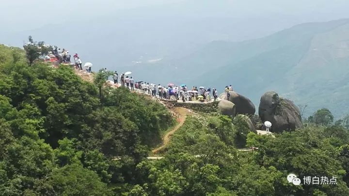 云飞嶂上:川流不息人群拜祭一代名将庞孝泰盛况空前!