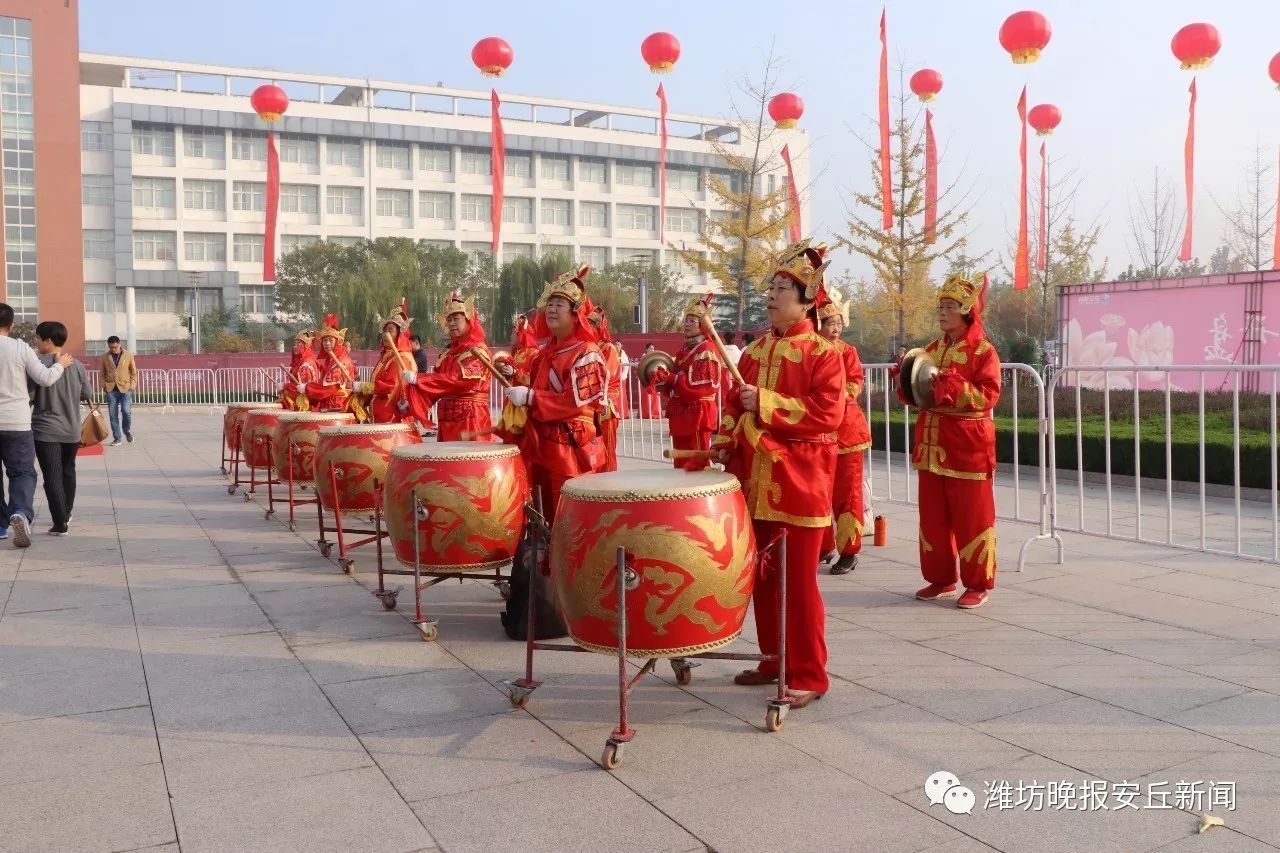 打鼓助威,舞狮助兴