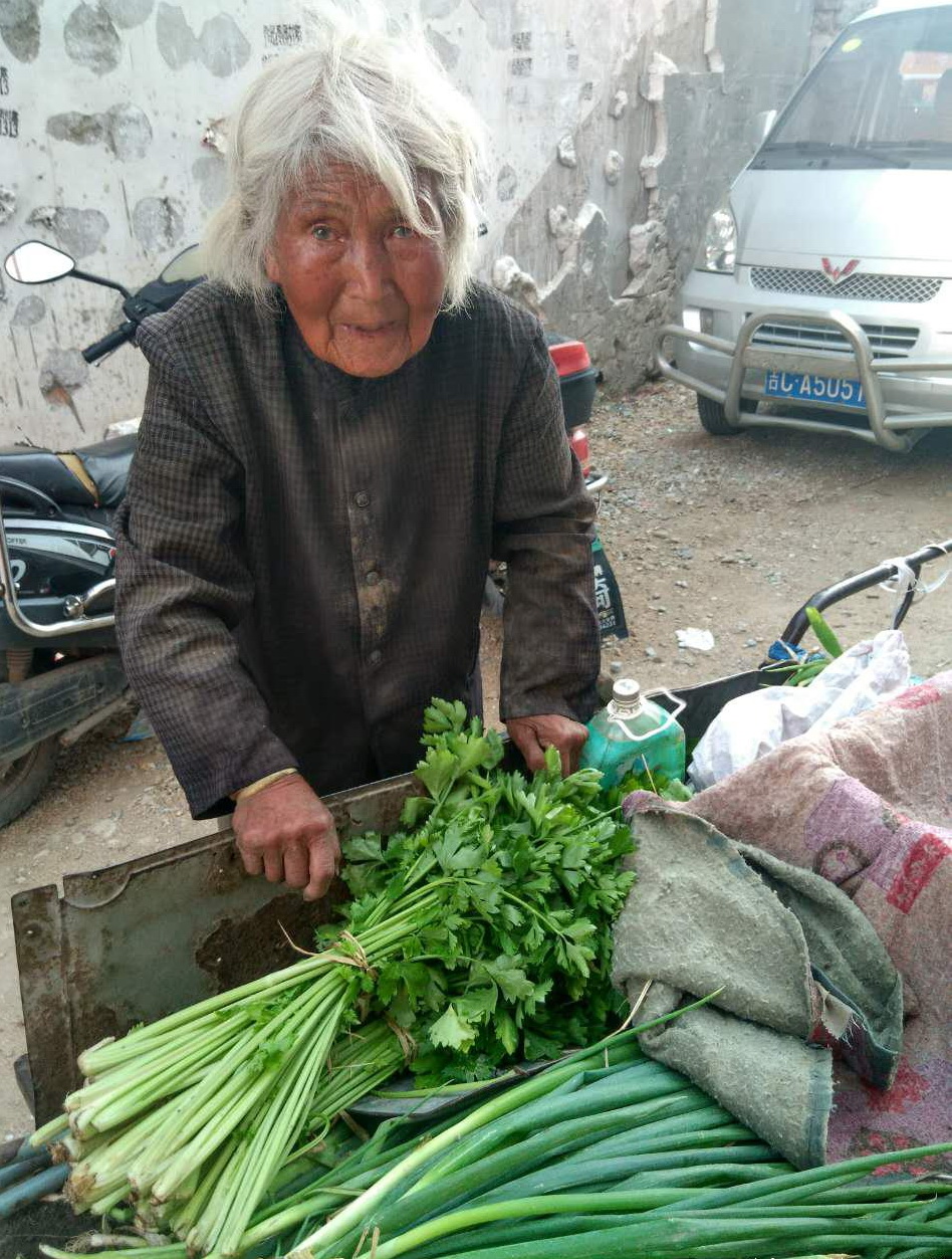 101岁的农村老奶奶弯着腰推车卖菜却被人嫌脏