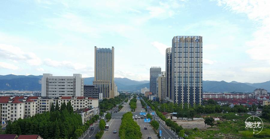 南雷南路,城东路夜间走在街头,尤其是周末lourishing:繁华f▲姚剧