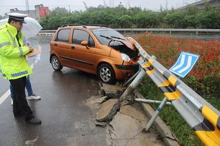 近日,舒某驾驶川a3*号小车沿眉山市东坡区眉青快速通道从青神往张