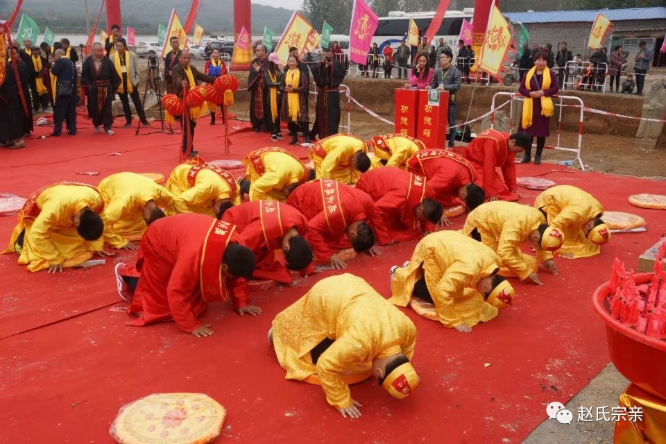 《行祭拜礼》《敬献袍帽》趙福联先生,趙伟胜先生,趙守通先生《敬献袍