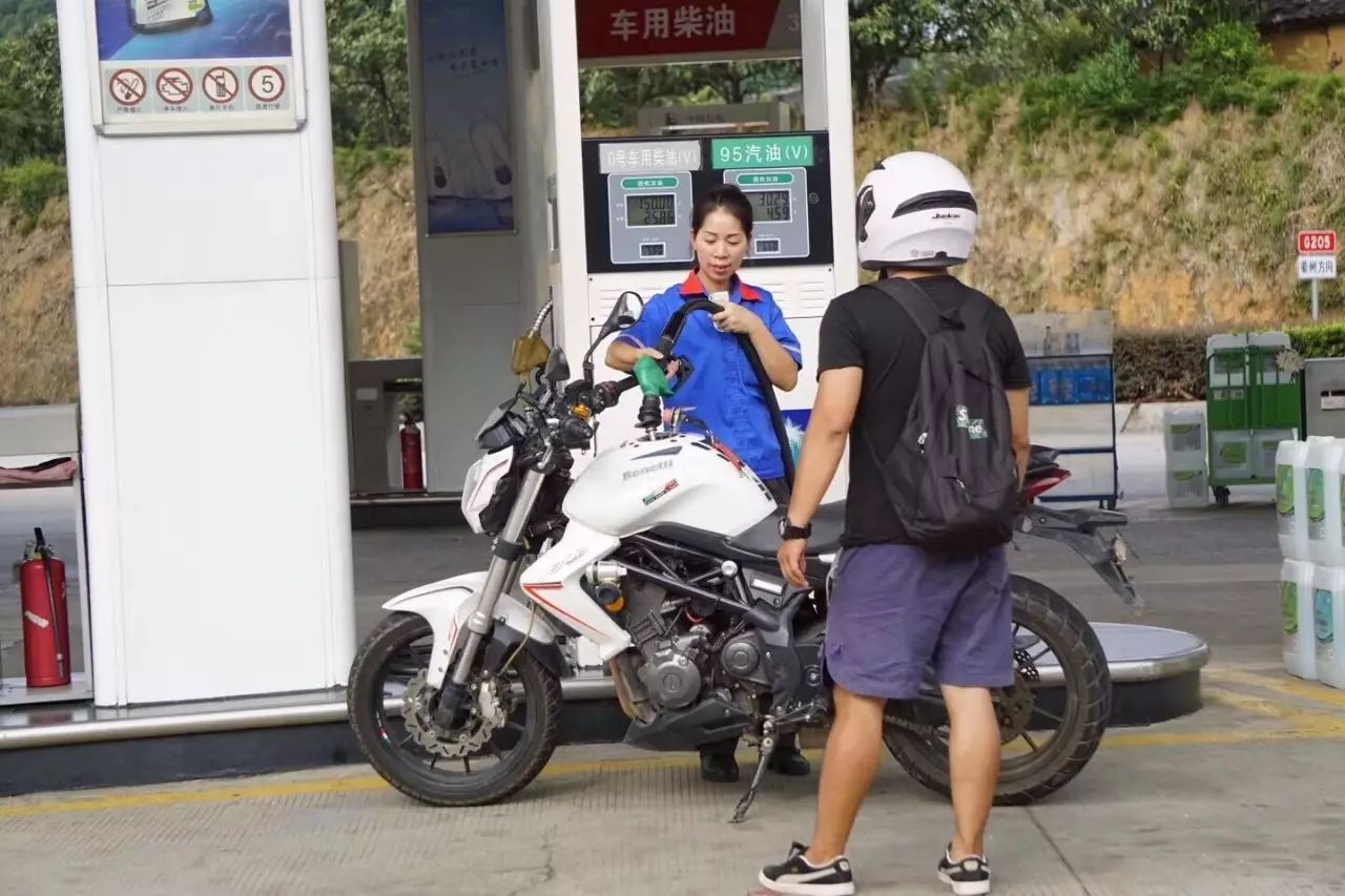 周末互动为什么摩托车加油处处受限