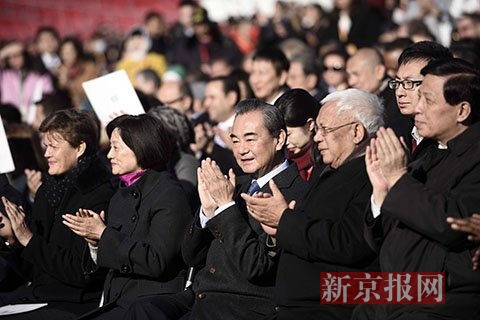 外交部部长王毅和夫人参加开幕式.