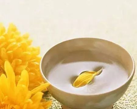 第一:重阳要饮"菊花酒"