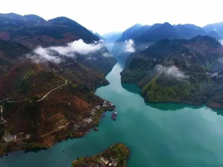 即推进乌江经济走廊和南北盘江-红水河经济走廊建设.