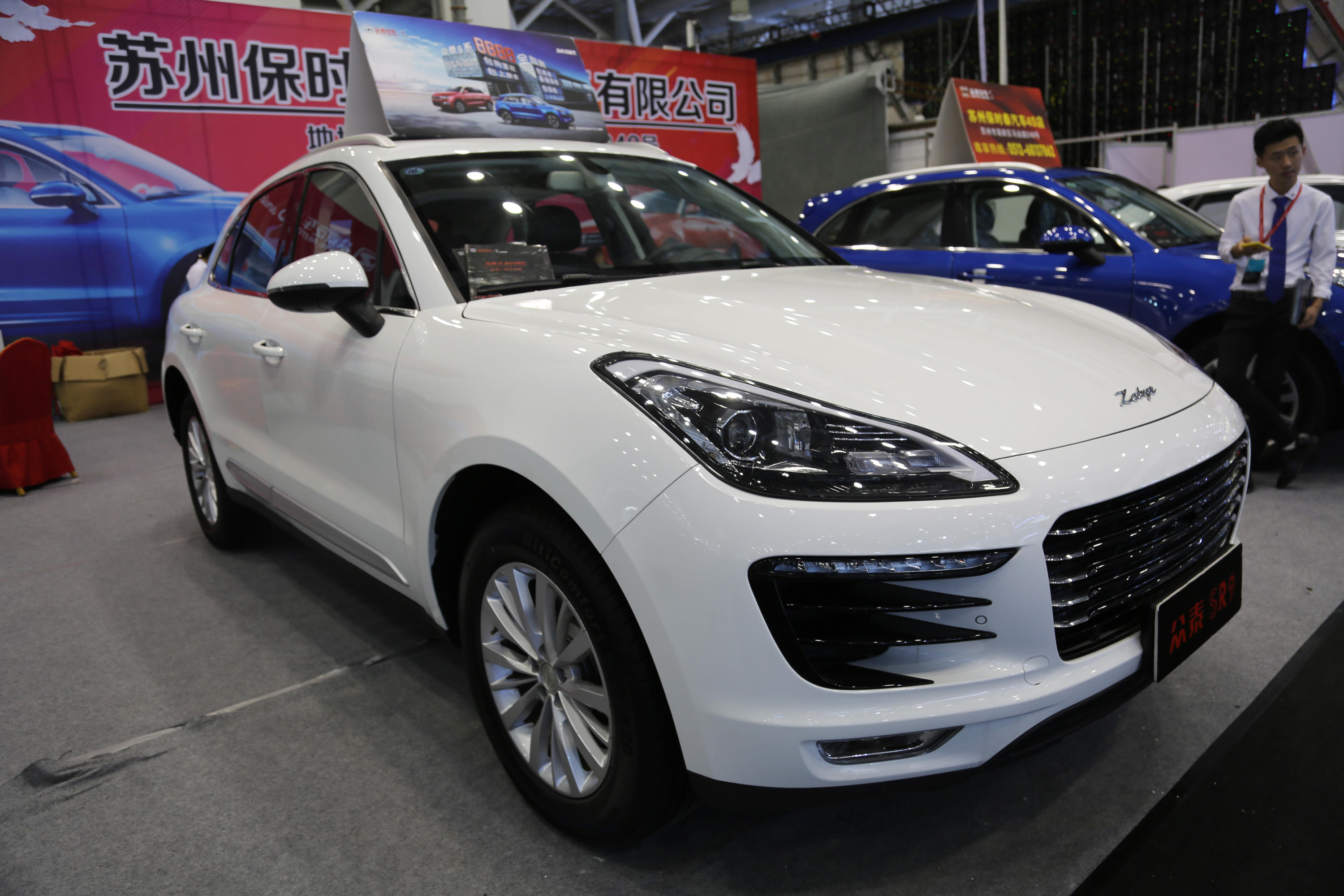 作为"中国首款轿跑suv"的众泰sr9,外观采用了潮流动感的轿跑造型,类似