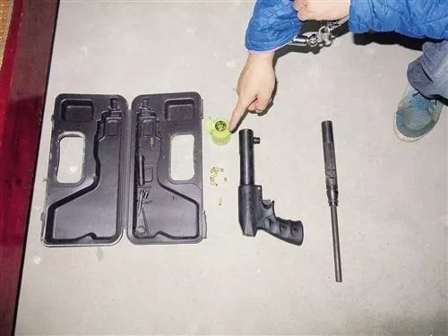 根据民警调查,在被方某的汽车内发现了一把改装过的射钉枪,同时获