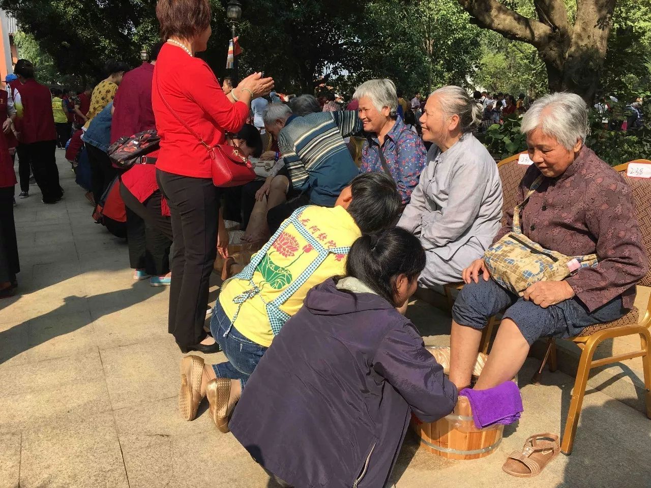 父母们认真为老人洗脚擦脚按摩脚底,以亲身行动向孩子示范着孝道.