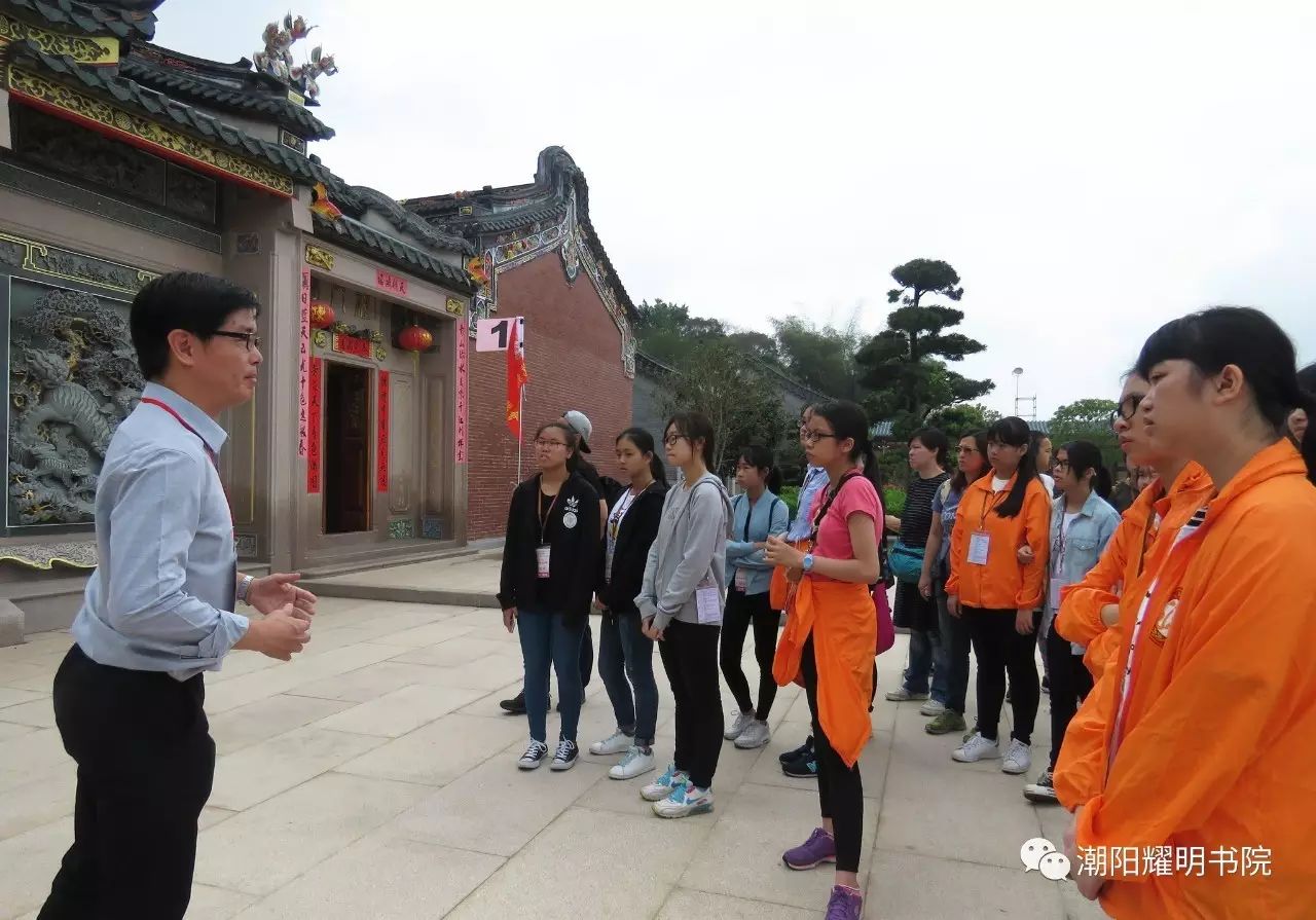 潮人联会200多名青少年学生,在联会会长杨育城,名誉团长胡炎松带队下