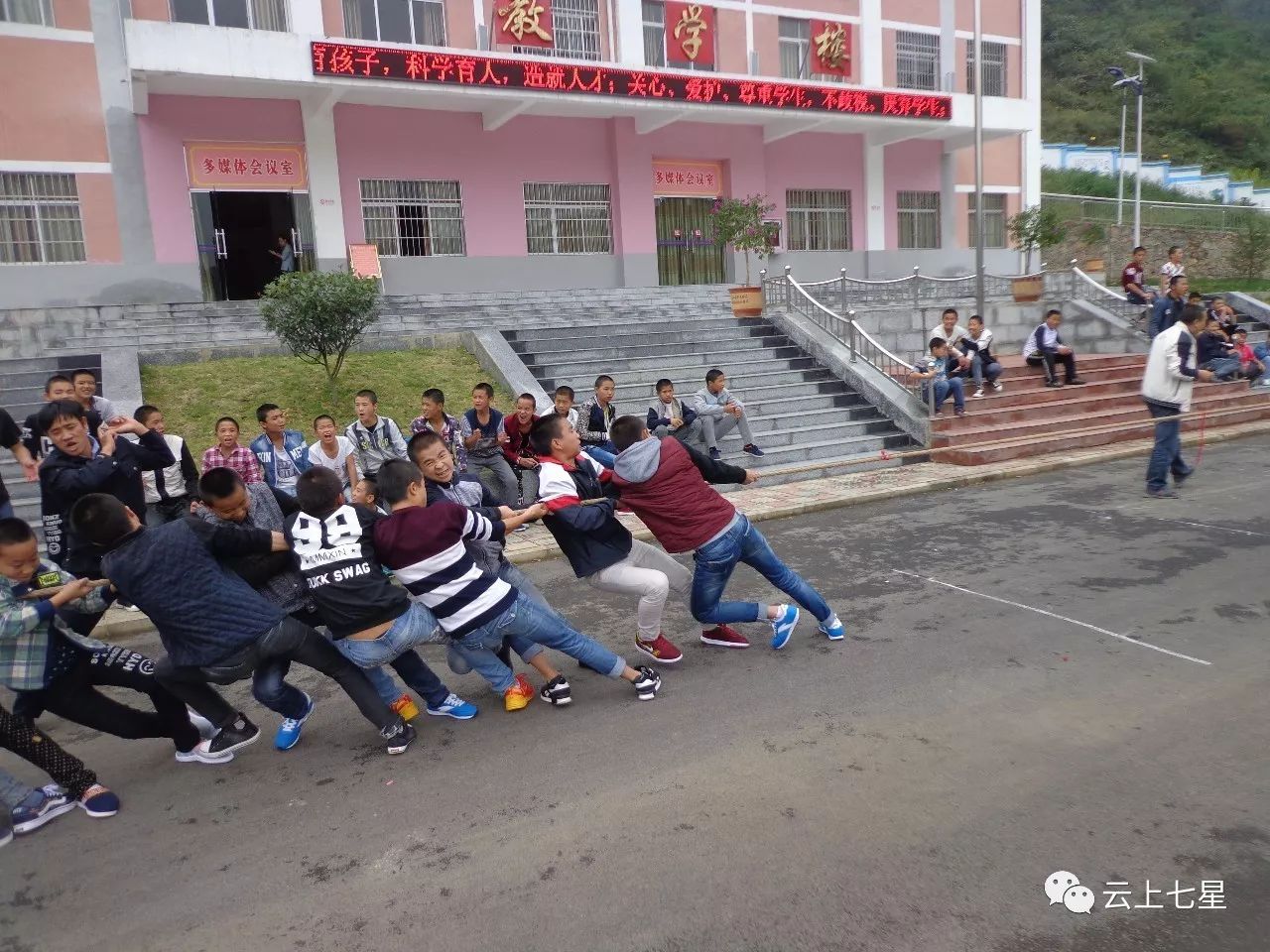 针对这群人,七星关区专门建了学校,医院