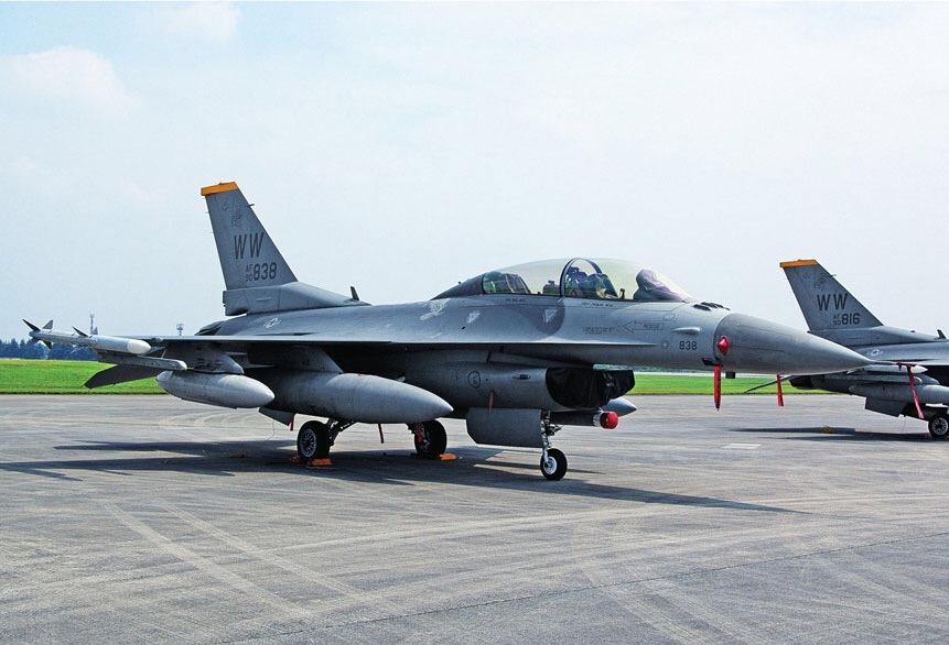 美国空军横田空军基地的f-16d战机(2009年8月22日)