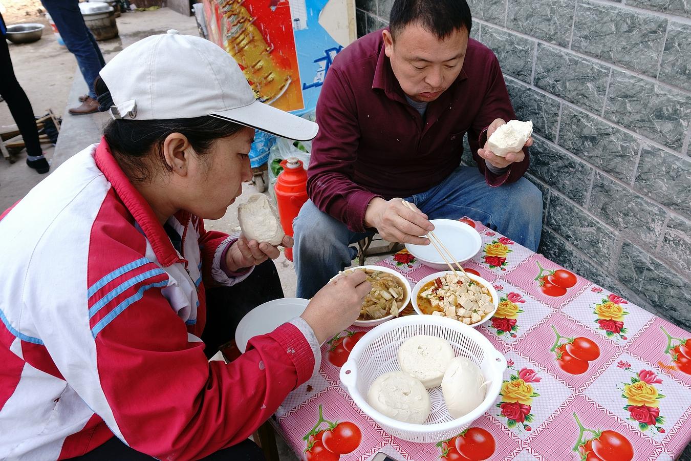 临近春节，没回家的农民工，顶着寒风街头吃饭，哪个场景让您感动|农民工|吃饭|场景_新浪新闻