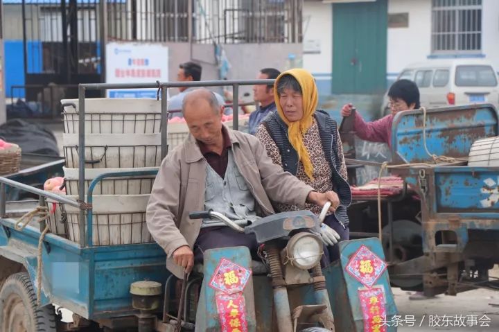 【温馨】这个时候最能体现出栖霞农村"老两口""夫妻同心,其利断金"