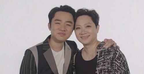 爱豆合照：王祖蓝和妈妈相似度太高了
