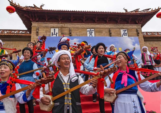 像那首白族人耳熟能详的《白月亮呀白姐姐》,从歌词到曲调更是情意